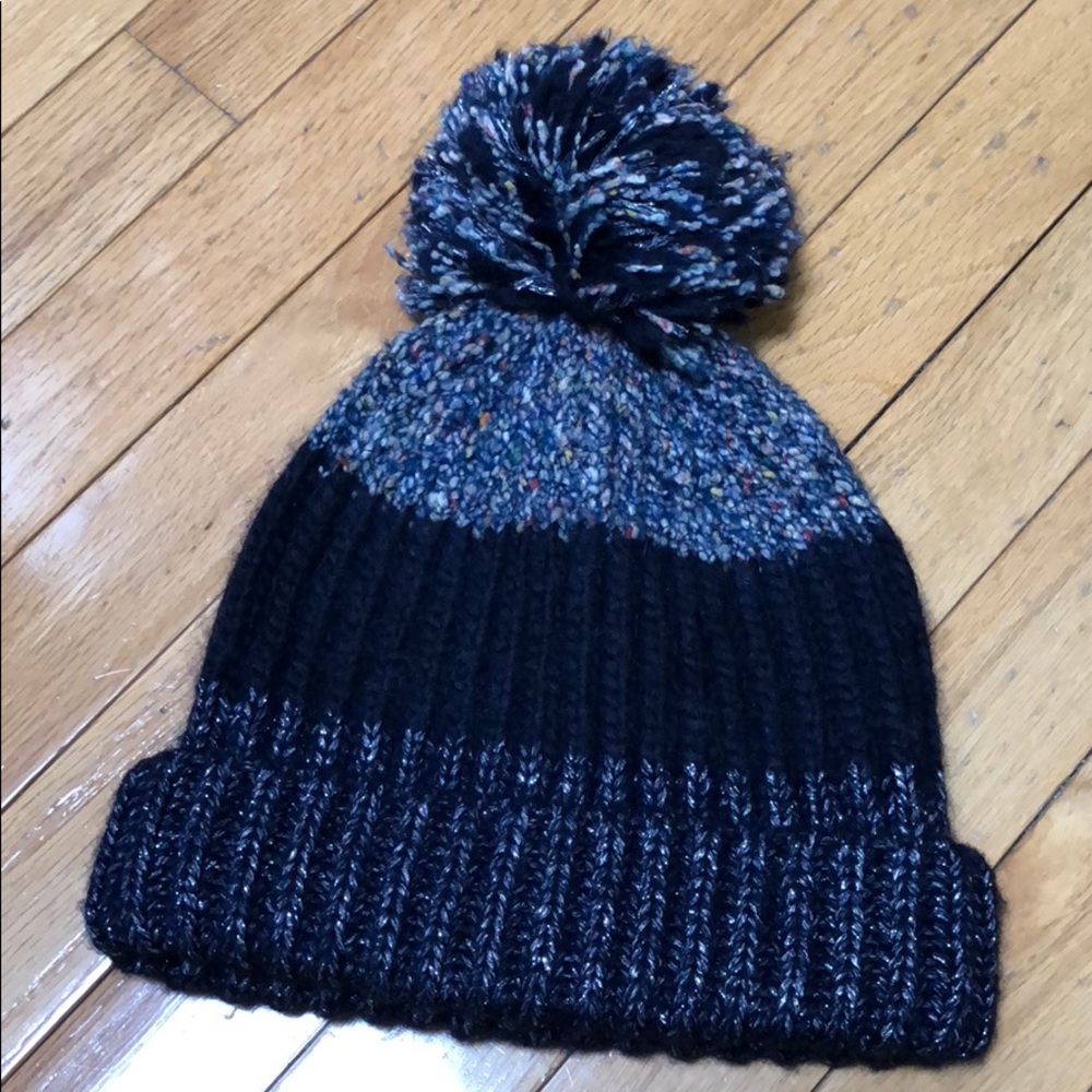 Women’s shades of blue ribbed pom-pom beanie